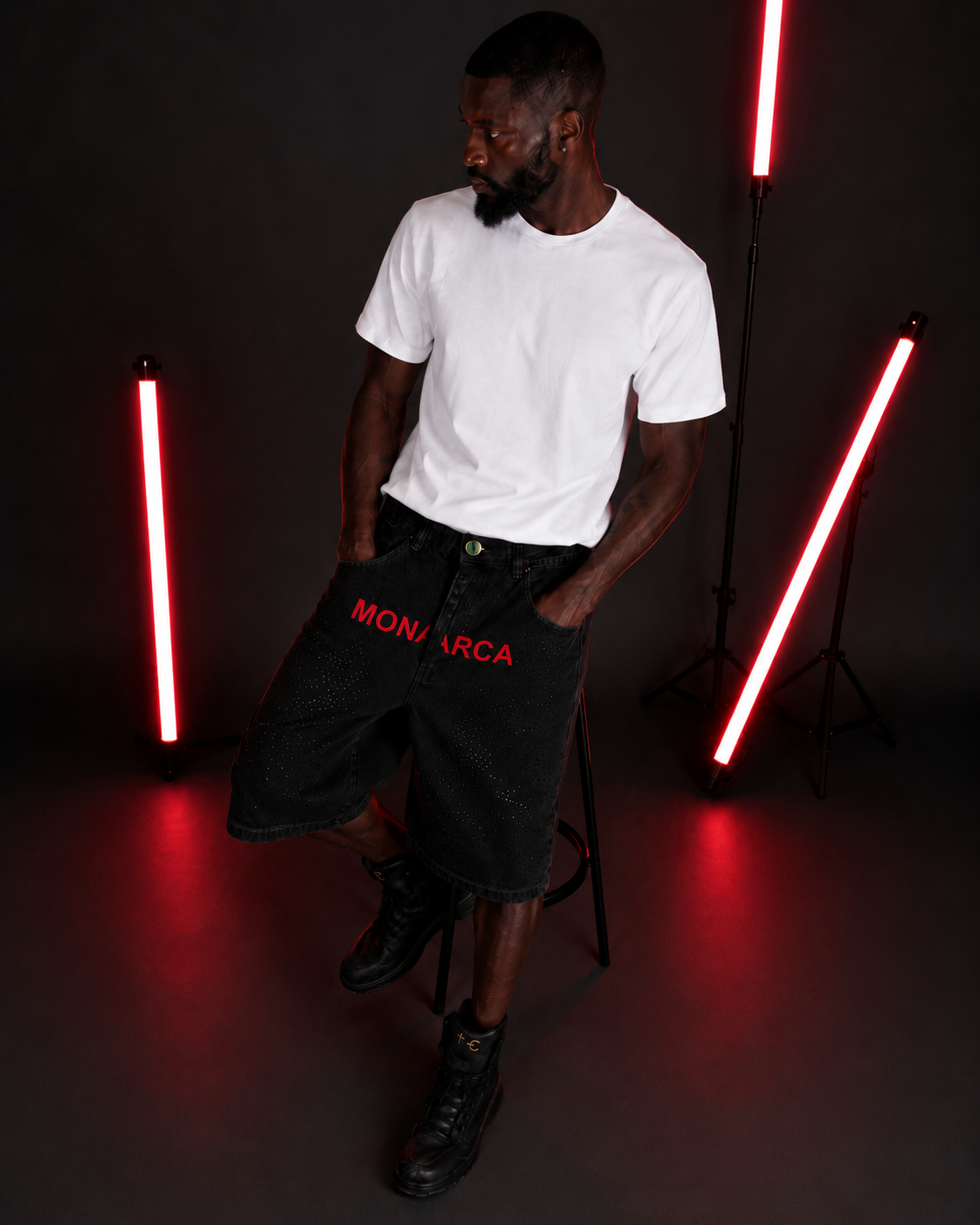BERMUDA DE JEAN NEGRA CON PEDRERIA